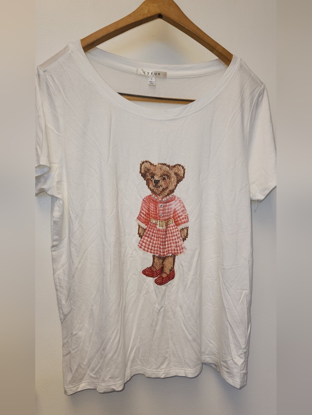 Cute Cyrus White Tee W/ Teddy Bear Wearing Pearls & Rhinestones. L